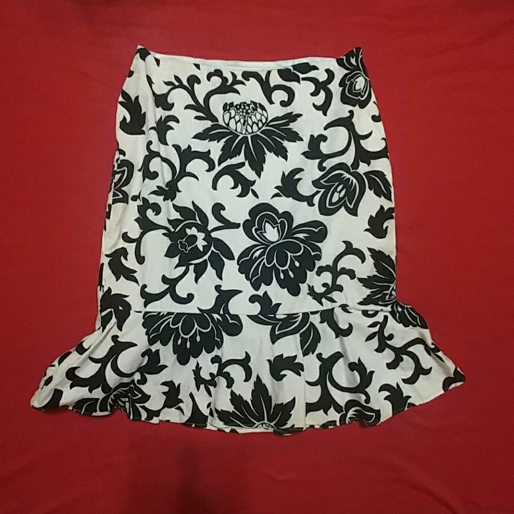 WHBM Black & White Fit/ Flare Skirt 💕